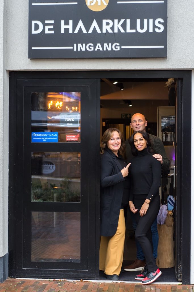 Anja en Stefania van De Haarkluis ontvangen het Keurmerk Inclusief Werkgever van Sander Goosensen.