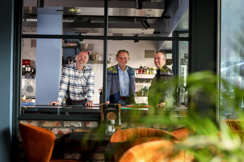 Taco Pijpers, Hans Eijsink en Gijs Jeulink in de keuken van De Munt.