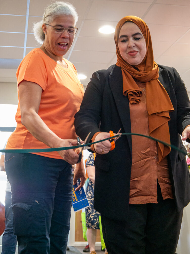 Opening Techniek Doe Dag door doorknippen van een stalen veer.